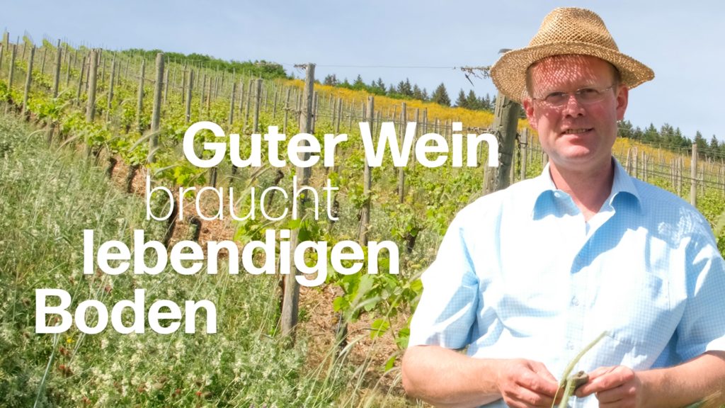 Lebendiger Boden für beste Weinqualität: Delinat-Winzer Timo Dienhart an der Mosel